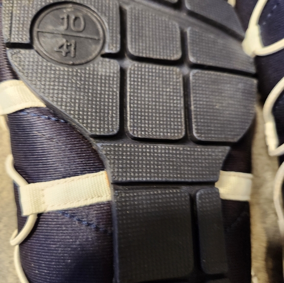 Shoes - Picture 6 of 7